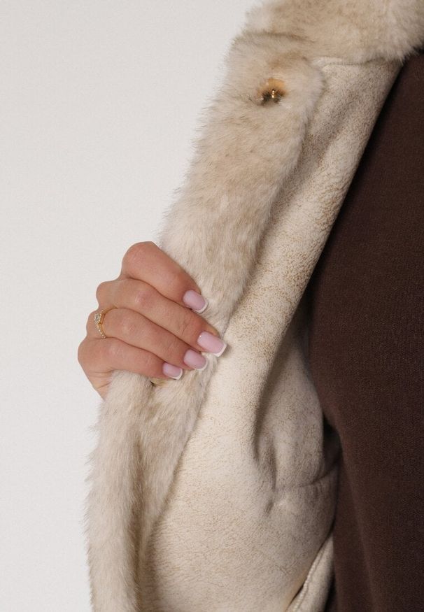 Born2be - Beżowa Kurtka Futerko o Kroju Bomberki z Kieszeniami Tiwedara. Okazja: na co dzień. Typ kołnierza: kołnierzyk stójkowy. Kolor: beżowy. Materiał: futro. Styl: elegancki, casual