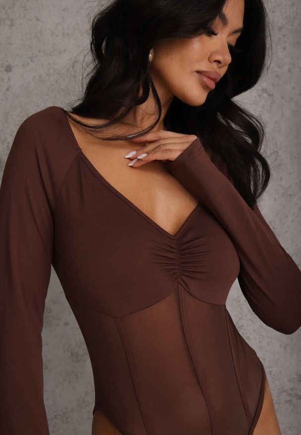 Renee - Brązowe Body Vices o Fasonie Longsleeve z Dekoltem w Kształcie V Asstre. Okazja: na co dzień, na randkę. Typ kołnierza: dekolt w kształcie V. Kolor: brązowy. Materiał: jeans, skóra. Długość rękawa: długi rękaw. Długość: długie. Styl: klasyczny, casual