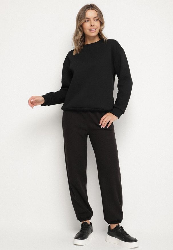 Born2be - Czarne Bawełniane Spodnie Dresowe ze Sznurkiem i Polarową Podszewką Saliavera. Okazja: na co dzień. Kolor: czarny. Materiał: polar, bawełna, dresówka. Styl: casual, klasyczny, sportowy