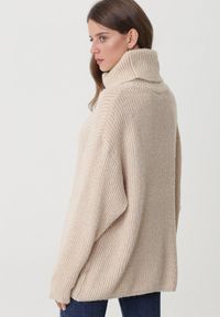 Born2be - Beżowy Golf Oversize Out Of This World. Okazja: na spacer, na co dzień. Typ kołnierza: golf. Kolor: beżowy. Materiał: wiskoza, jeans, dzianina, skóra. Długość: długie. Wzór: prążki. Styl: elegancki, casual, klasyczny #5