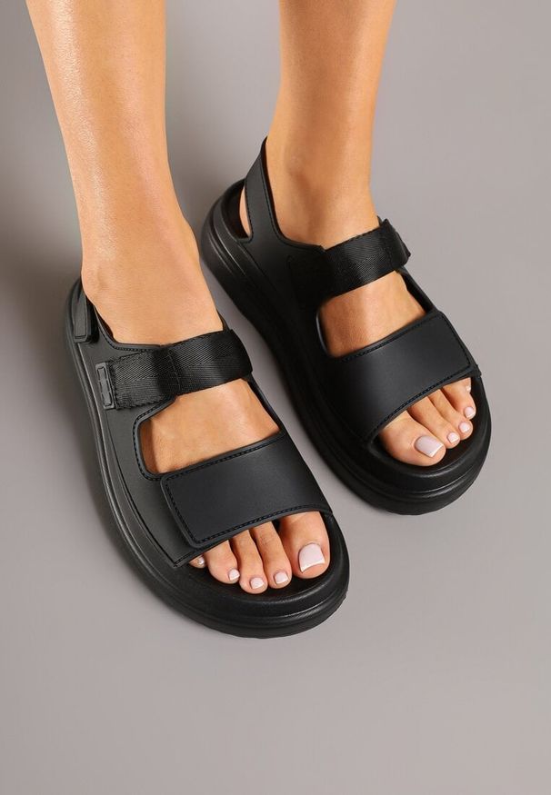 Born2be - Czarne Sandały na Grubej Podeszwie Zapinane na Rzepy Olkio. Okazja: na co dzień. Zapięcie: rzepy. Kolor: czarny. Styl: elegancki, casual