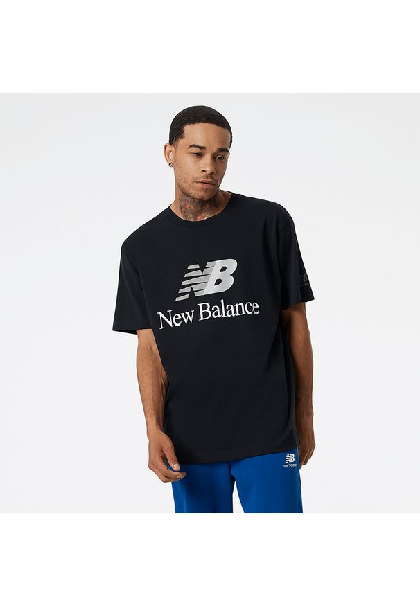 Koszulka New Balance MT21529BK - czarna. Kolor: czarny. Materiał: bawełna, dzianina, materiał. Długość rękawa: krótki rękaw. Długość: krótkie. Wzór: napisy