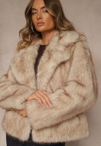 Renee - Beżowa Kurtka Typu Futerko Ozdobione Kołnierzem Tilea. Okazja: na randkę, na co dzień. Kolor: beżowy. Materiał: futro. Wzór: aplikacja. Styl: elegancki, casual, klasyczny #5