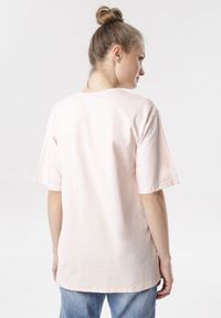 Born2be - Jasnoróżowy T-shirt Crialacia. Kolor: różowy. Materiał: dzianina. Długość rękawa: krótki rękaw #4