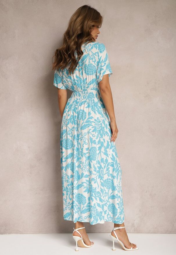 Renee - Jasnoniebieska Kopertowa Sukienka o Rozkloszowanym Kroju w Kwiaty z Gumką w Talii Dolefia. Kolor: niebieski. Materiał: jeans. Wzór: kwiaty. Typ sukienki: kopertowe. Styl: elegancki