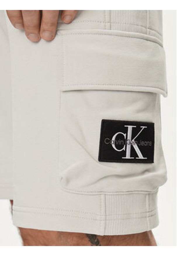 Calvin Klein Jeans Szorty sportowe Monologo Badge J30J325132 Szary Regular Fit. Kolor: szary. Materiał: bawełna. Styl: sportowy