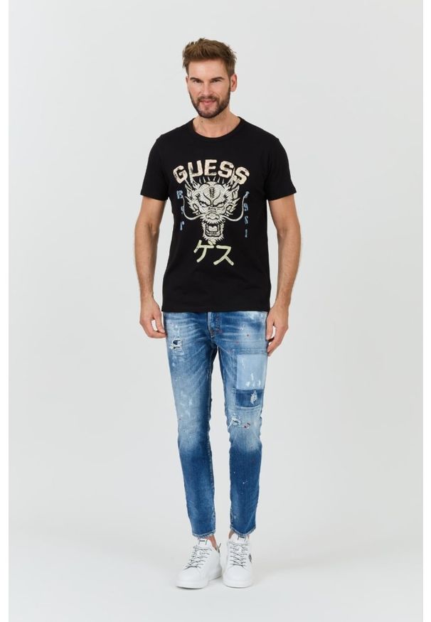 Guess - GUESS Czarny t-shirt Dragon Tee. Kolor: czarny
