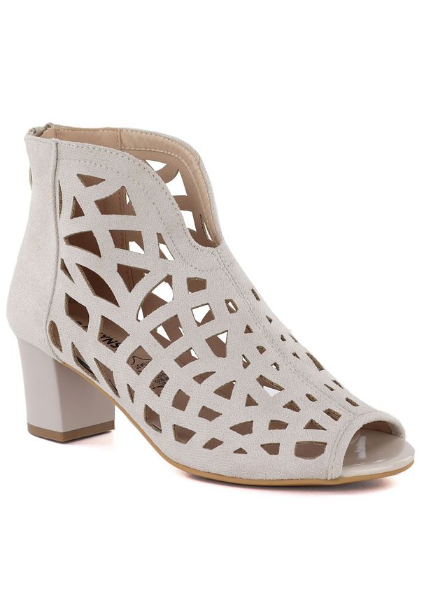 Zamszowe botki damskie ażurowe open toe beżowe M.Daszyński MR1954-15. Nosek buta: otwarty. Kolor: beżowy. Materiał: zamsz, nubuk. Szerokość cholewki: normalna. Wzór: ażurowy