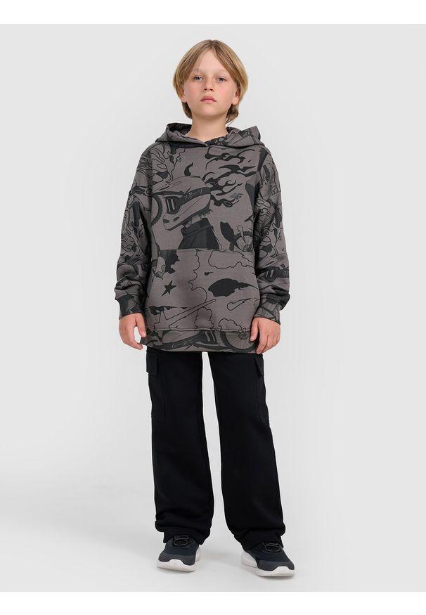 4f - 4F Bluza dresowa nierozpinana z kapturem chłopięca - multikolor 122 (6-7 lat). Okazja: na co dzień. Typ kołnierza: kaptur. Kolor: wielokolorowy. Materiał: dresówka. Wzór: nadruk. Sezon: lato. Styl: sportowy, klasyczny, casual