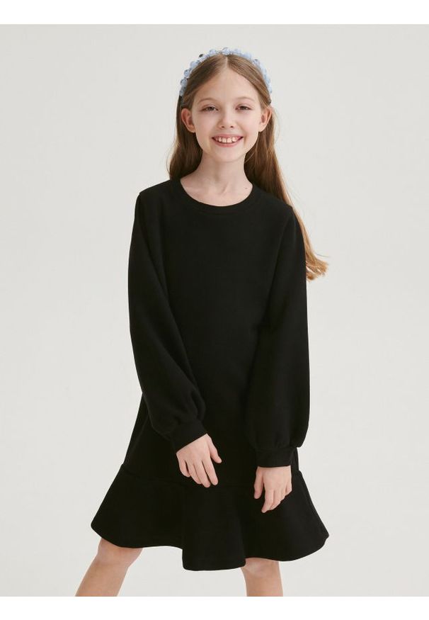 Reserved - Sukienka z falbaną - czarny. Kolor: czarny. Materiał: dzianina, bawełna. Typ sukienki: proste