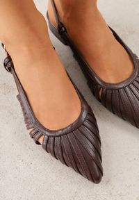 Born2be - Brązowe Sandały na Płaskiej Podeszwie Ozdobione Wycięciami Auraly. Okazja: na co dzień. Zapięcie: sprzączka. Kolor: brązowy. Materiał: jeans. Wzór: aplikacja. Obcas: na płaskiej podeszwie. Styl: casual, elegancki #5