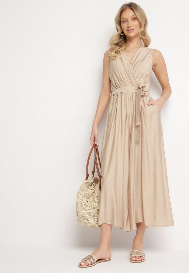 Born2be - Beżowy Taliowany Kombinezon z Wiskozą i Paskiem Evithrae. Okazja: na co dzień. Kolor: beżowy. Materiał: wiskoza. Styl: casual, elegancki, klasyczny, wizytowy