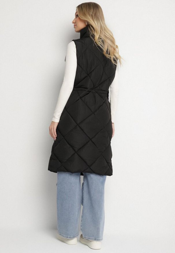 Born2be - Czarna Pikowana Kamizelka o Długim Kroju ze Stójką i Kieszeniami Avatheia. Okazja: na co dzień. Typ kołnierza: kołnierzyk stójkowy. Kolor: czarny. Materiał: jeans. Długość: długie. Wzór: aplikacja. Styl: casual, elegancki, klasyczny