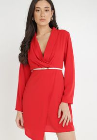 Born2be - Czerwona Sukienka Tryphala. Typ kołnierza: dekolt w kształcie V. Kolor: czerwony. Materiał: tkanina. Długość rękawa: długi rękaw. Wzór: aplikacja, gładki, jednolity. Typ sukienki: kopertowe. Styl: klasyczny. Długość: mini #3
