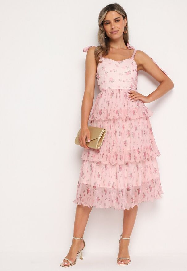 Born2be - Różowa Plisowana Sukienka na Ramiączkach z Gumką w Talii Cerasea. Okazja: na co dzień. Kolor: różowy. Długość rękawa: na ramiączkach. Typ sukienki: proste. Styl: casual, elegancki