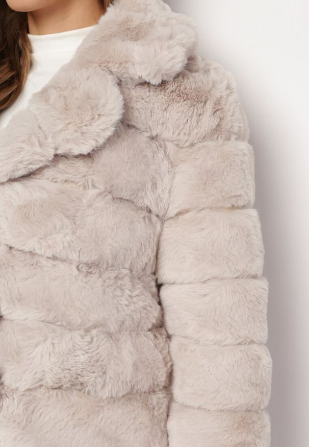 Born2be - Beżowa Kurtka Futrzana z Przeszyciami Raline. Kolor: beżowy. Materiał: futro