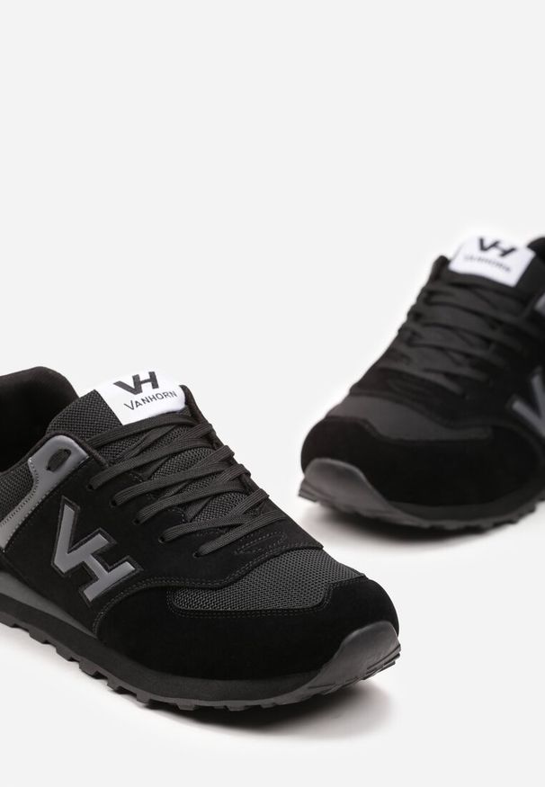 Born2be - Czarne Buty Sportowe na Piankowej Podeszwie z Ozdobnymi Przeszyciami i Siateczką Korialla. Wysokość cholewki: przed kostkę. Kolor: czarny. Szerokość cholewki: normalna. Wzór: aplikacja. Obcas: na płaskiej podeszwie