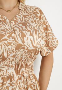 Born2be - Beżowa Sukienka Wiskozowa w Kwiaty Rozkloszowana Efrisa. Okazja: na co dzień. Typ kołnierza: dekolt w kształcie V. Kolor: beżowy. Wzór: kwiaty. Typ sukienki: rozkloszowane. Materiał: wiskoza. Długość rękawa: krótki rękaw. Sezon: lato. Styl: casual, elegancki #4