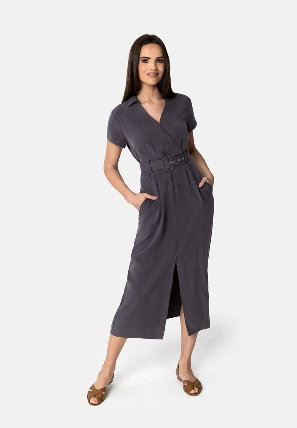 Volcano - Letnia sukienka casual G-LABISI. Okazja: na co dzień. Typ kołnierza: dekolt kopertowy. Kolor: szary. Typ sukienki: proste. Materiał: tkanina. Długość rękawa: krótki rękaw. Sezon: lato. Styl: casual. Długość: maxi