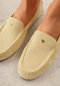 Born2be - Żółte Mokasyny VICES ze Skórzaną Wkładką i Metalową Ozdobą Aquilin. Nosek buta: okrągły. Kolor: żółty. Materiał: skóra. Wzór: aplikacja. Obcas: na obcasie. Styl: klasyczny. Wysokość obcasa: niski #9