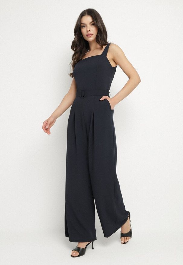 Born2be - Granatowy Taliowany Kombinezon z Ozdobnym Paskiem i Klamrą Doloriela. Kolor: niebieski. Styl: elegancki