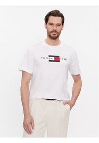 TOMMY HILFIGER - Tommy Hilfiger T-Shirt Flag Tee MW0MW37859 Biały Regular Fit. Kolor: biały. Materiał: bawełna #1