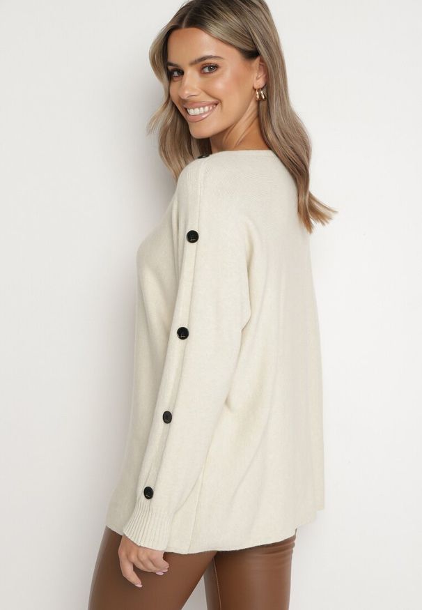 Born2be - Jasnobeżowy Sweter z Dodatkiem Bawełny i Wiskozy z Guzikami na Rękawach Ciasine. Okazja: na co dzień. Kolekcja: plus size. Kolor: beżowy. Materiał: bawełna, wiskoza. Długość rękawa: długi rękaw. Długość: długie. Styl: casual