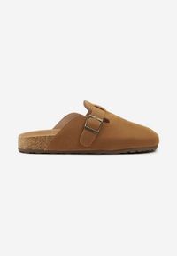Born2be - Jasnobrązowe Klapki z Ozdobną Klamrą Kinasela. Okazja: na co dzień. Kolor: brązowy. Wzór: kwiaty. Sezon: lato. Styl: elegancki, casual #5