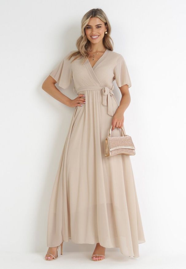 Born2be - Beżowa Kopertowa Sukienka z Gumką w Pasie i Plisowaną Górą Davitri. Kolor: beżowy. Materiał: materiał. Długość rękawa: krótki rękaw. Typ sukienki: kopertowe. Długość: maxi