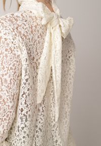 Born2be - Beżowa Wiskozowa Bluzka z Koronki z Bawełną Kokardą i Rozszerzanymi Rękawami Andrice. Okazja: na randkę. Typ kołnierza: kokarda. Kolor: beżowy. Materiał: wiskoza, bawełna, koronka. Wzór: koronka. Styl: klasyczny #5