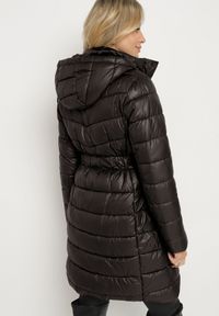 Born2be - Czarna Kurtka Pikowana o Długim Kroju z Kapturem i Dwustronnym Suwakiem Sanasira. Okazja: na co dzień. Typ kołnierza: kaptur. Kolor: czarny. Materiał: jeans. Długość: długie. Styl: casual, elegancki #6