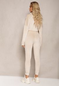 Renee - Beżowy Komplet Dresowy z Weluru z Krótką Bluzą i Spodniami Joggerami z Panterkowym Wzorem Limitta. Kolor: beżowy. Materiał: dresówka, welur #5