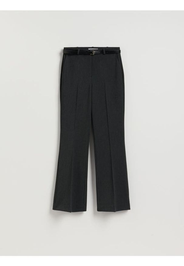 Reserved - Spodnie flare z paskiem - jasnoszary. Kolor: szary. Materiał: tkanina, wiskoza