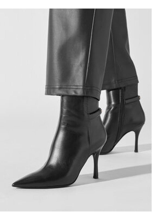 Furla Botki Core YG61FCD-X30000-O6000-1007 Czarny. Kolor: czarny. Materiał: skóra