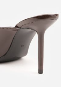 Renee - Brązowe Klapki Peep Toe na Szpilce z Lakierowanym Połyskiem Sharvyra. Nosek buta: otwarty. Kolor: brązowy. Materiał: lakier. Obcas: na szpilce. Wysokość obcasa: średni #4