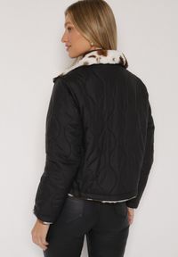 Born2be - Czarna Dwustronna Pikowana Kurtka z Futerkiem w Łaty Meviatella. Okazja: na co dzień. Kolor: czarny. Materiał: futro. Styl: klasyczny, casual #6