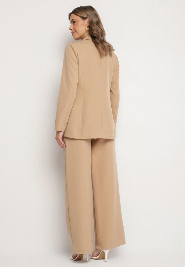 Born2be - Jasnobrązowy Garnitur Dwurzędowa Marynarka z Usztywnionymi Ramionami i Spodnie Sonavitia. Kolor: beżowy