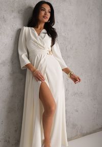 Renee - Jasnobeżowa Elegancka Sukienka o Kopertowym Kroju Zdobiona Aplikacją w Talii Zilendra. Kolor: beżowy. Wzór: aplikacja. Typ sukienki: kopertowe. Styl: elegancki #6