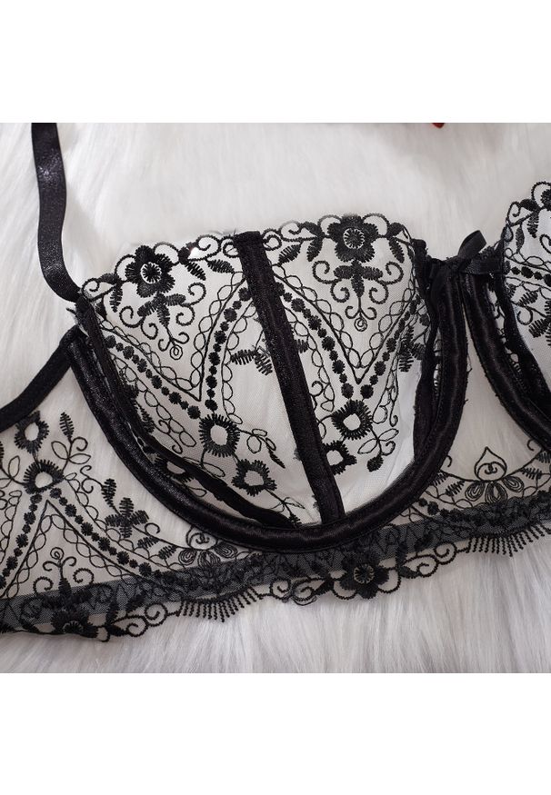 Intica - Komplet bielizny koronkowej z półmiseczkami dla wyjątkowych chwil Janay. Kolor: czarny. Materiał: koronka