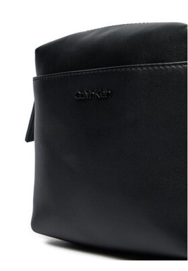 Calvin Klein Saszetka Clean Essential Cube Reporter K50K512183 Czarny. Kolor: czarny. Materiał: skóra