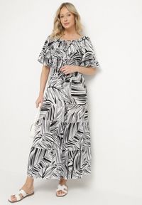 Born2be - Czarna Bawełniana Sukienka Rozkloszowana w Liście Alaniva. Okazja: na co dzień. Typ kołnierza: dekolt w kształcie V. Kolor: czarny. Materiał: bawełna. Wzór: nadruk. Sezon: wiosna, lato. Styl: elegancki, casual #1