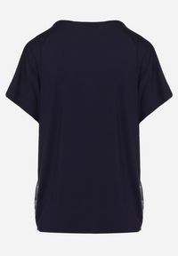Born2be - Granatowy Bawełniany T-shirt o Fasonie Nietoperza z Metalicznym Nadrukiem Brielltia. Okazja: na co dzień. Kolor: niebieski. Materiał: bawełna. Wzór: nadruk. Styl: klasyczny, casual, elegancki #2