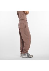 Spodnie męskie New Balance MP53508EAS – brązowe. Kolor: brązowy. Materiał: bawełna, dresówka, materiał, poliester. Wzór: aplikacja, napisy #3