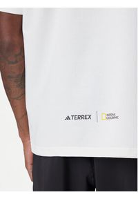 Adidas - adidas T-Shirt National Geographic KC2349 Biały Loose Fit. Kolor: biały. Materiał: bawełna #3