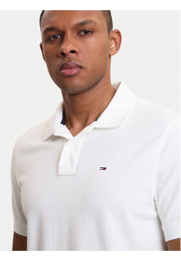 Tommy Jeans Polo DM0DM22711 Biały Regular Fit. Typ kołnierza: polo. Kolor: biały. Materiał: bawełna