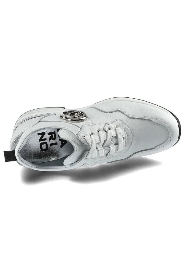 Białe Sneakersy Karino Damskie Modne Półbuty. Okazja: na co dzień. Kolor: biały. Materiał: skóra. Szerokość cholewki: normalna. Wzór: aplikacja, gładki. Obcas: na platformie. Styl: sportowy, casual, elegancki