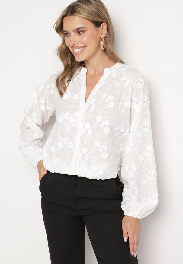 Born2be - Biała Koszula z Haftowanej Tkaniny z Guzikami Blariana. Kolor: biały. Materiał: tkanina. Wzór: haft. Styl: elegancki