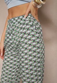 Renee - Zielone Bawełniane Spodnie z Kieszeniami Zdobione Geometrycznym Printem Lisariella. Okazja: na co dzień, na spacer. Kolor: zielony. Materiał: bawełna. Wzór: geometria, aplikacja, nadruk. Styl: casual, elegancki