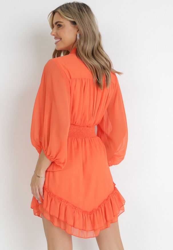 Born2be - Pomarańczowa Taliowana Sukienka Mini z Rękawami 3/4 i Falbanką Serafilla. Kolor: pomarańczowy. Materiał: tkanina. Sezon: wiosna, lato. Długość: mini