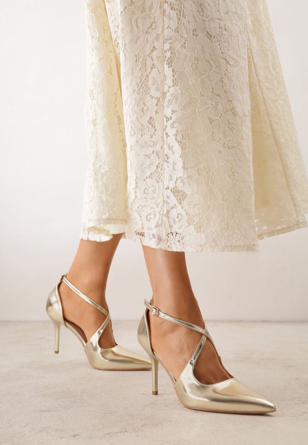 Renee - Złote Szpilki VICES z Paseczkami w Kształcie Litery X Alethise. Nosek buta: szpiczasty. Zapięcie: pasek. Kolor: złoty. Wzór: paski. Obcas: na szpilce. Styl: elegancki, glamour. Wysokość obcasa: średni